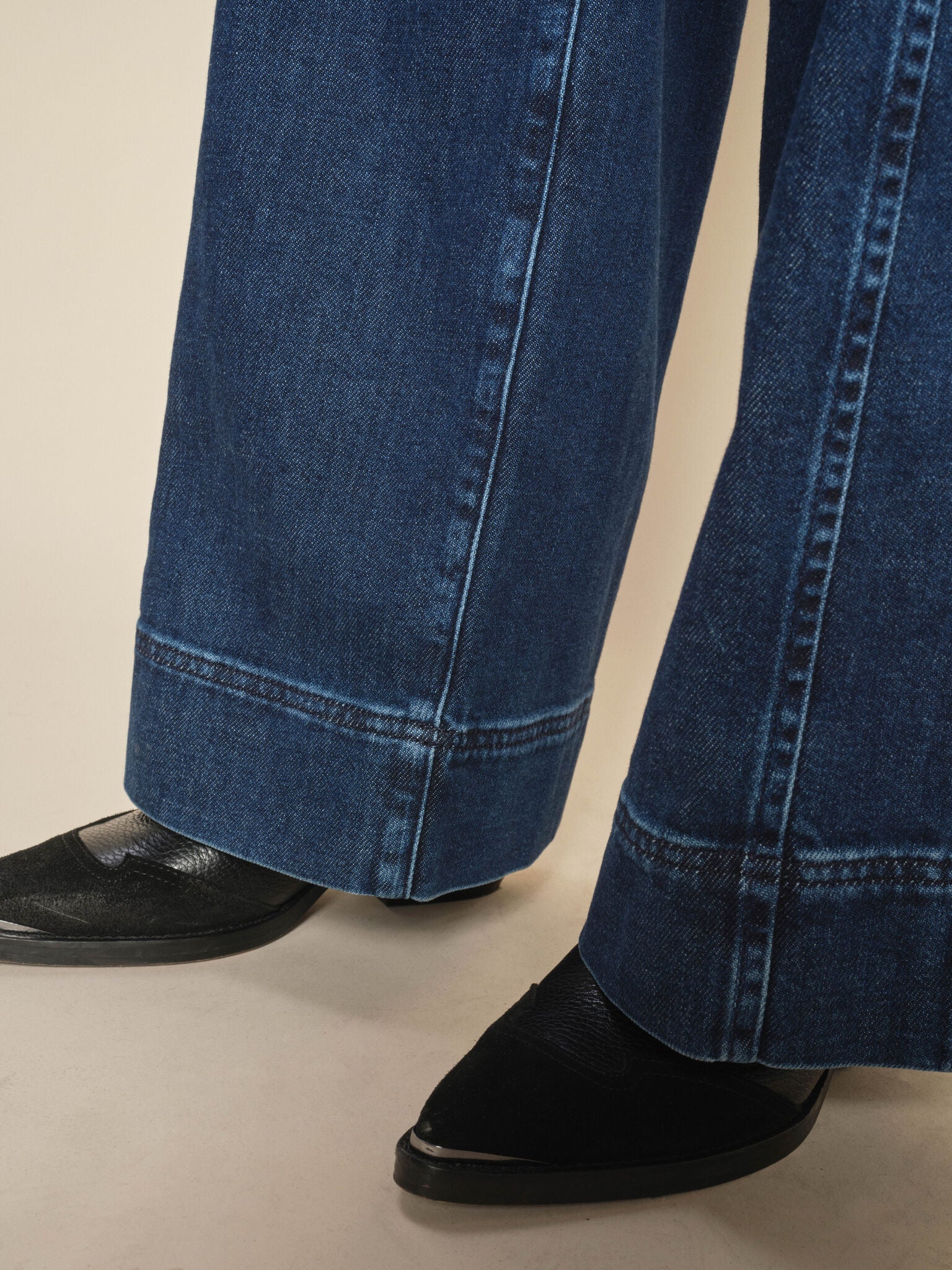 Modelshot / Dark Blue / Detail